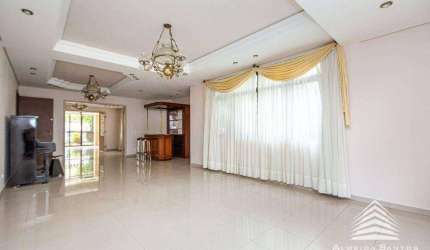 Casa em condomínio no Bigorrilho 5 quartos, suíte master com hidromassagem, espaço gourmet, lareira, cozinha integrada e fácil acesso ao comércio.