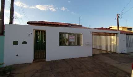 Casa térrea à venda em Holambra – 3 dormitórios, quintal e ótima localização!