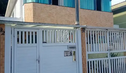 Casa sobreposta baixa de 03 dormitórios a venda em Santos na Vila Belmiro.