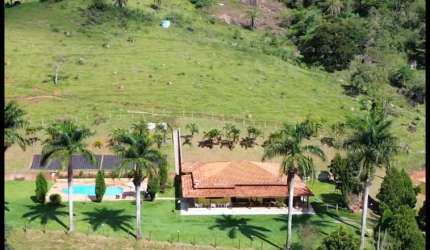 Fazenda a venda com porteira fechada.