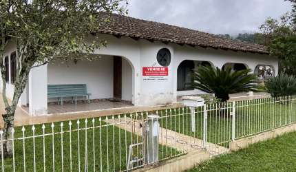 Casa de esquina com amplo jardim e pomar