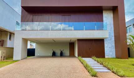 'Casa de Luxo em Alphaville: Conforto e Segurança'