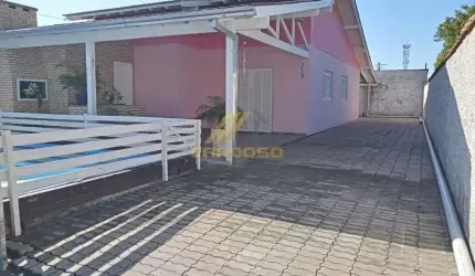 Casa com lareira e piscina
