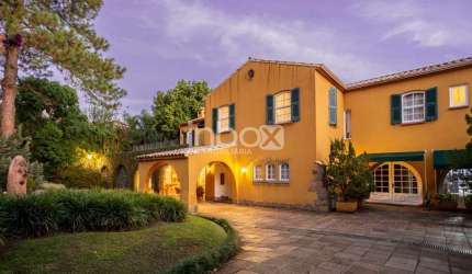 A casa com 740 m² , é emoldurada por um belo jardim e uma piscina posicionada que permite curti-la vendo o pôr do sol no rio.