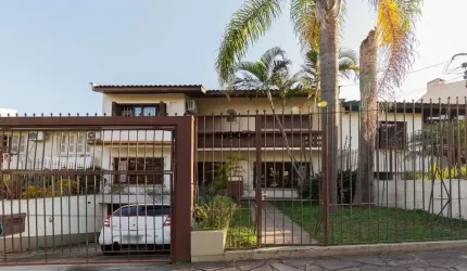 Casa com 4 Dormitórios (2 Suítes), Pátio com Piscina e 4 Vagas - 307m² Privativos