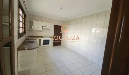 Casa à venda no Centro de Taubaté-SP: 2 quartos, 1 sala, 1 banheiro, 2 vagas de garagem, 113m² de área.