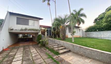 Casa com arquitetura brasileira à venda na zona 04 de Maringá Pr.