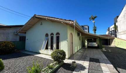 Casa com 04 quartos no bairro Aventureiro