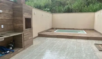Casa moderna em condomínio com 2 suítes e piscina no Rio da Prata