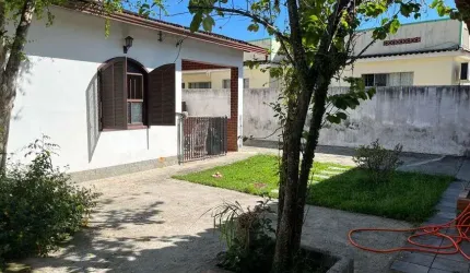 Ampla casa linear com quintal, 3 quartos, próximo ao centro de Campo Grande