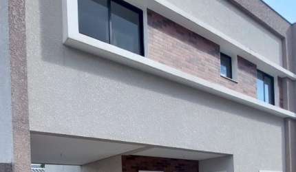 SOBRADO COM AMPLO JARDIM