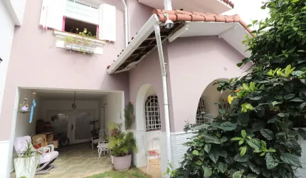 Localizado em vila referência do bairro!!! Charmosa e acolhedora!