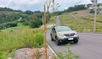 A vantagens de comprar um terreno é de criar o projeto que você quiser.
