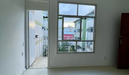 03 Quartos, sendo 01 Suíte - Conjunto Residencial Abacateiros  na Praia de Itapuã
