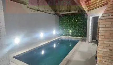 Casa Geminada com Piscina ? Localização Privilegiada!