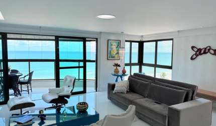 Edifício residencial à beira-mar, com apartamentos espaçosos e vista privilegiada para o mar