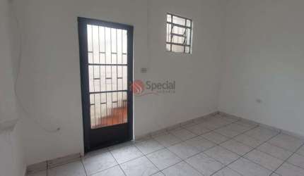 Casa térrea para compra, 1 dormitório, cozinha, área de serviço, 1 vaga.