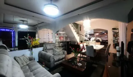 Sobrado na Vila Rica, decorado, aceita permuta.