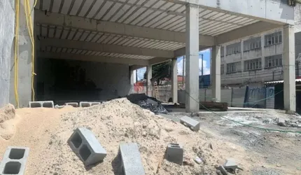 Salão comercial  no Tatuapé com 14 vagas, pé direito de 3,5 metros.