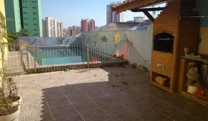 Sobrado com piscina, churrasqueira , 4 quartos, 2 suítes , 6 vagas .
