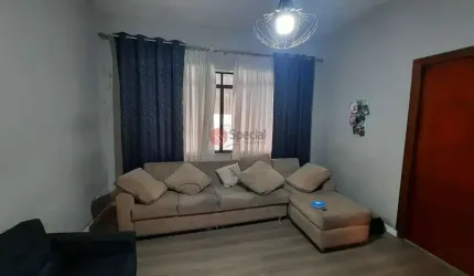 Casa na Vila Formosa com 2 quartos e 3 vagas de garagem.