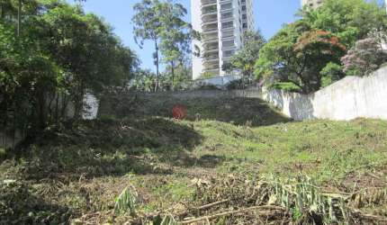 Terreno no Morumbi com 2442 m² ao lado da Av. Giovanni Gronchi.