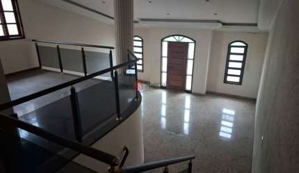 Sobrado na Mooca com 380 metros, 4 quartos,  3 suítes, churrasqueira, 4 vagas, entrada lateral