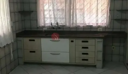 Casa em excelente localização 8 X 25 com 3 quartos e 3 vagas de garagem.