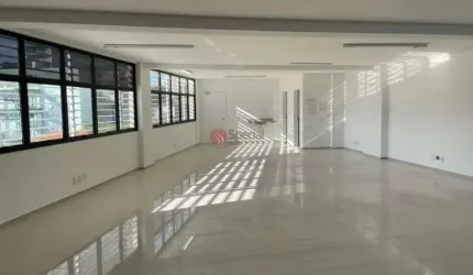 Prédio comercial na Mooca com elevador, ótima localização.