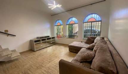 Sobrado com 3 quartos, 1 suíte e 2 vagas em excelente localização