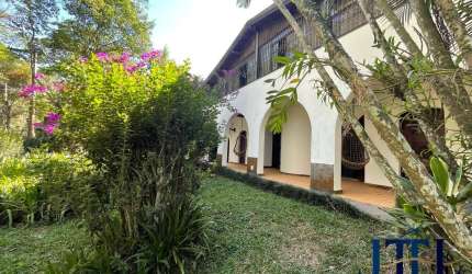 Casa térrea com 3 suítes e piscina - Vale do Sol - Embu das Artes