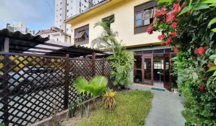 Casa duplex, nascente em Candeias, 4 qtos, piscina, 2 vagas, ventilação natural e energia solar.