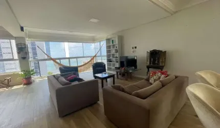 Cobertura com piscina disponível para aluguel/venda na Av. principal de candeias, 2 vagas.