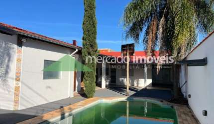 Casa com piscina no Jardim Noemia