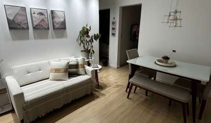 O apartamento é lindo, com um acabamento impecável e móveis planejados.