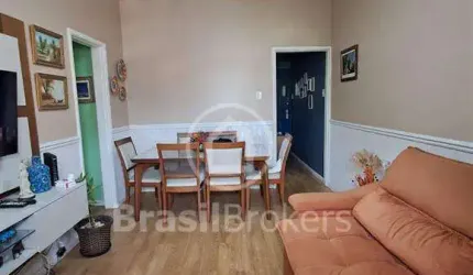 Belíssimo apartamento, espaçoso , totalmente reformada no Cachambi.