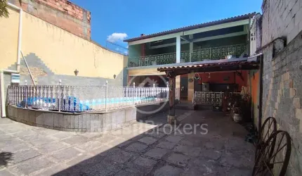Casa com 4 quartos, sendo 2 suítes, piscina e ampla garagem, em Oswaldo Cruz
