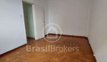 Ótimo apartamento silencioso, incidencia de sol da manhã, elevador, possibilidade de vaga.