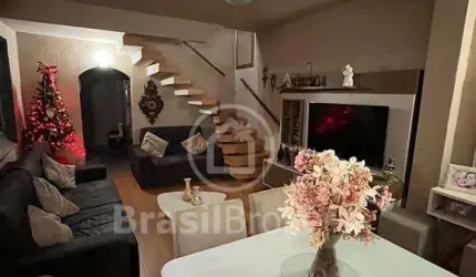 Linda casa duplex com 2 quartos em condomínio fechado