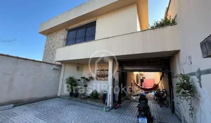Duas Casas Duplex com 600m² de área total.