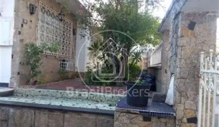 Casa com área e com autorização para Construir um Prédio