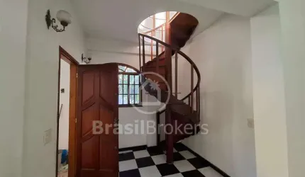 Ótima casa com 4 quartos em condomínio fechado