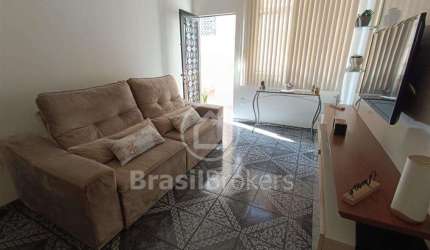 Casa com garagem à venda em Quintino Bocaiuva!