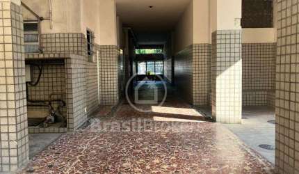 Apartamento com cômodos amplos próximo à Dias da cruz