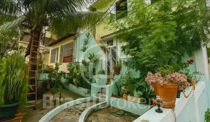 Ampla casa 4 quartos, Dividida em 2 residências.
