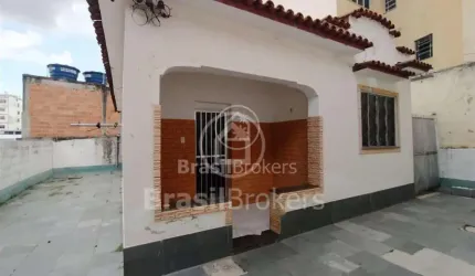 Casa com Quintal 2 quartos na rua Oricá em Braz de Pina