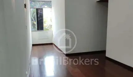Apartamento !!!...  2 quartos  / Dependência Completa.