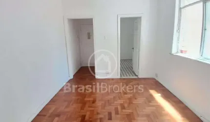 Apartamento a venda no Grajaú com 64 m², 2 quartos e dependência de serviço completa.