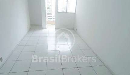 Apartamento de 2 quartos, com dependências completas e vaga de garagem.