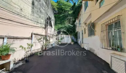 Apartamento de dois quartos, pronto para morar, vazio,  com vaga para moto.